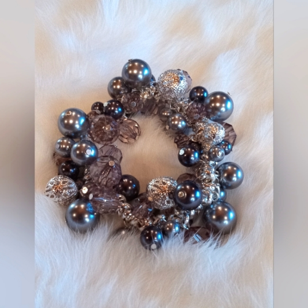 Premier Designs Bracelet Bauble On. Faux pearl glass beads. Stretch bracelet.
